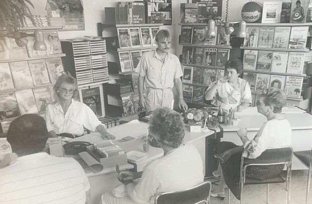 Reisebüro Eröffnung 1984 Beratung am Counter mit Kunden