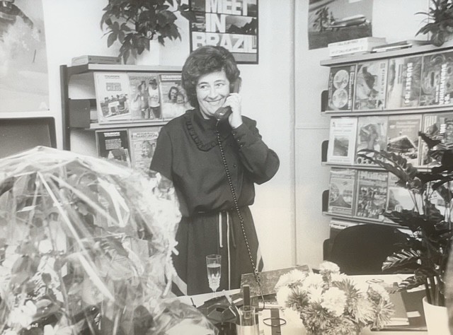 Reisebüro Eröffnung 1984 am Telefon Frau Rosemarie Bur die Inhaberin