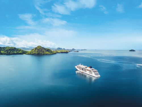 Schiff liegt im Meer im Hintergrund eine Palmen Insel