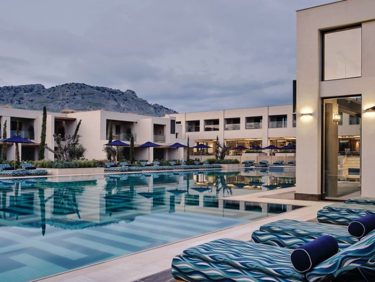 Bliock auf den blauen Pool mit Sonnenschirmen