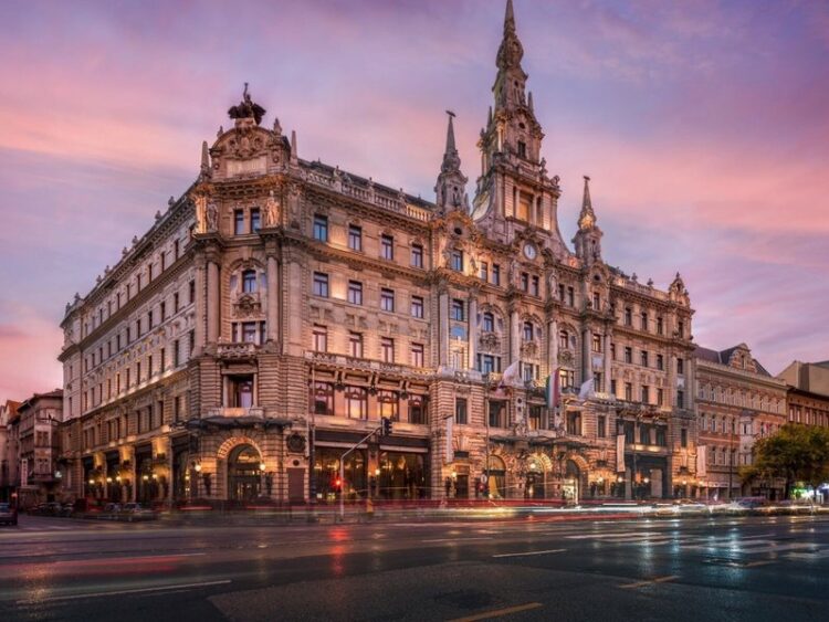 Blick auf das Hotel mit seiner barocken Aussenfassade