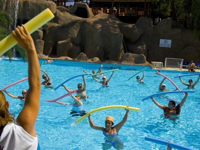 Menschen im Pool bie der Aquagymnasik