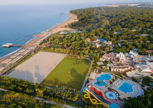Der Blue Waters Club von oben mit sienen vielen Pools ud Rutschen im Hintergrunf das blaue Meer