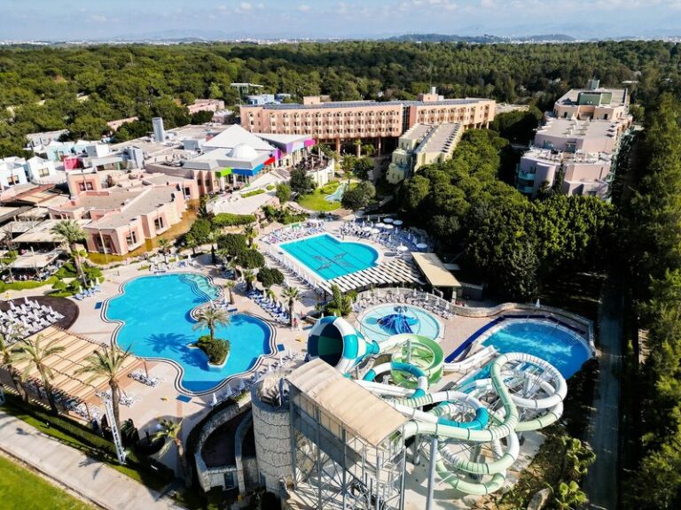 Blick auf die Poollandschaft