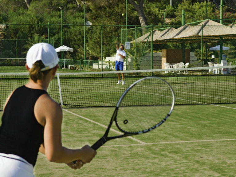 Frau beim Tennisspielen