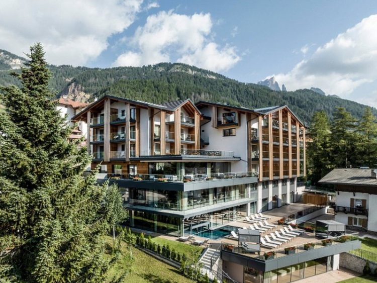 Blick auf das Hotel im Hintergrund die Berge