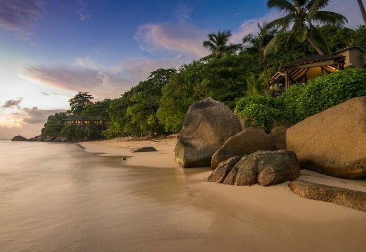 Strand mit Felsen