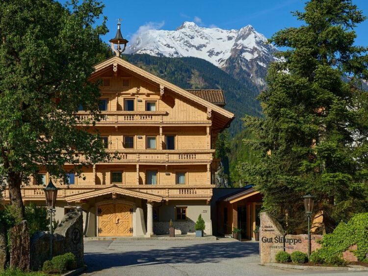 Blick auf das Hotel in Hanglage