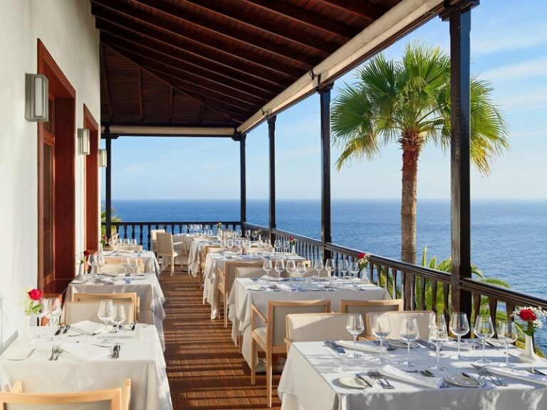 Atemberaubender Blick vom restaurant über das Meer