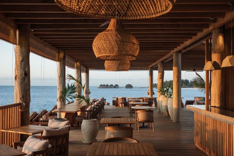 Blick auf den Ozean an der Decke hängen Boho Lampen