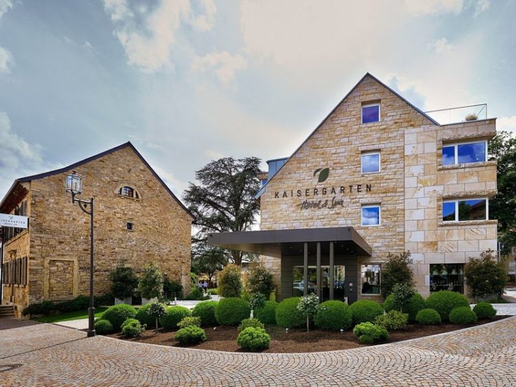 Blick auf den Eingangsbereich des Hotels