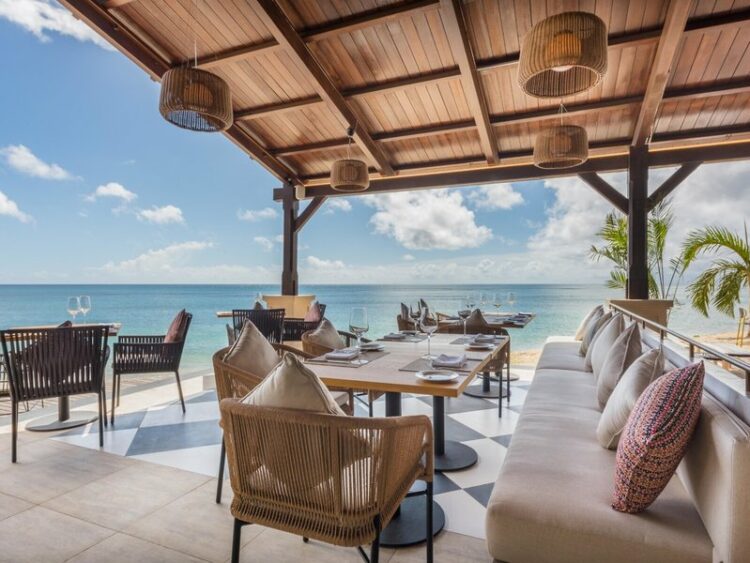 Terrasse mit Blick auf den inischen Ozean
