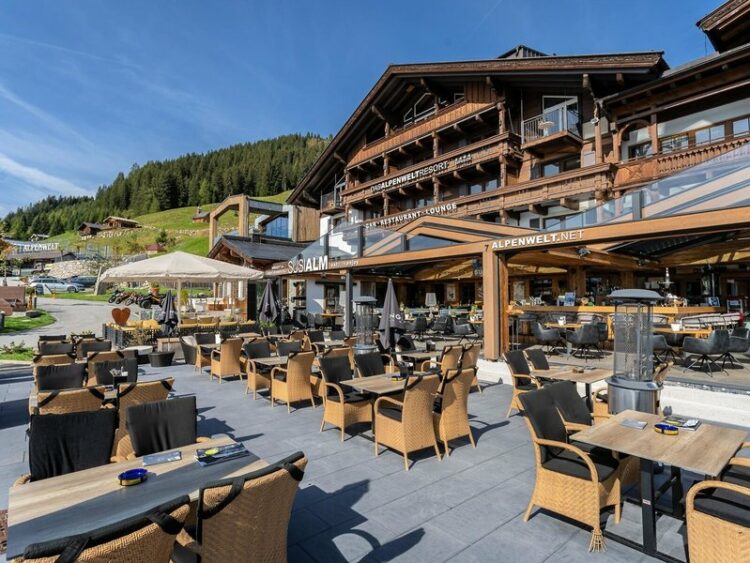 Blick auf die Terrasse mit Stühlen im Sonnenlicht
