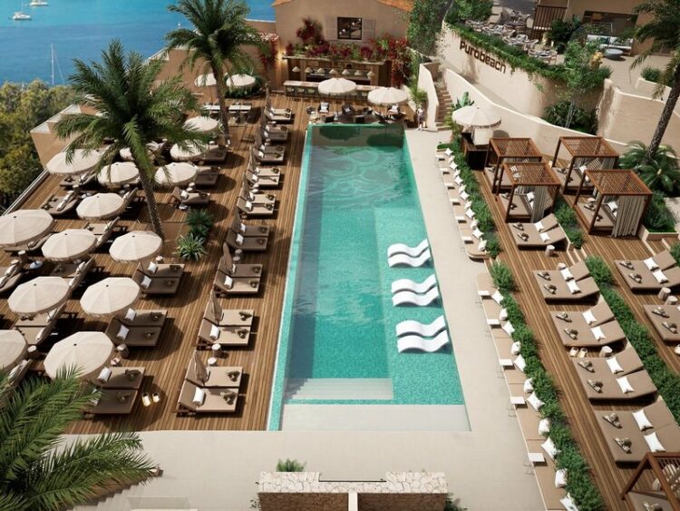 Langer schwimmingpool mit treppen zum Einstieg und viele Liuegne und Sonnenschirme drumherum