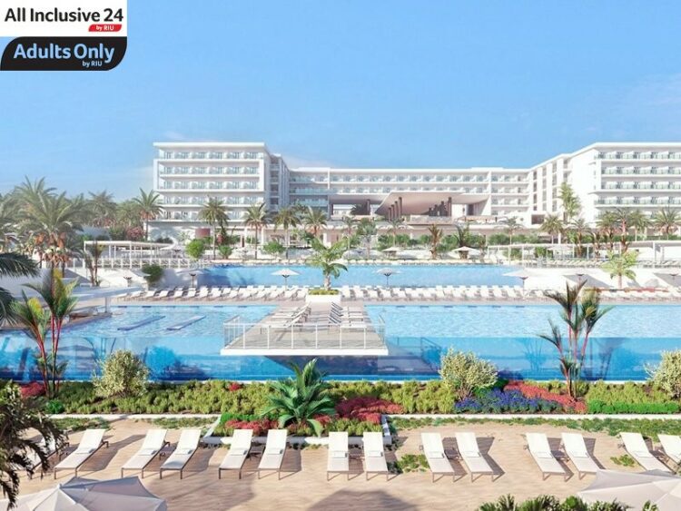 Hotelgebäude mit Böick auf den blauen Pool, liegen und Swimup Bar