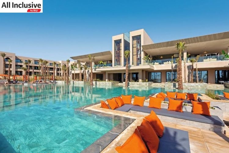 poollandschaft mit Liegen und orangenen KissenGiata