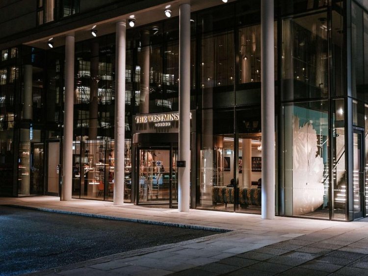 Aussenansicht auf die Fasade des Hotels am Abend mit Beleuchtung