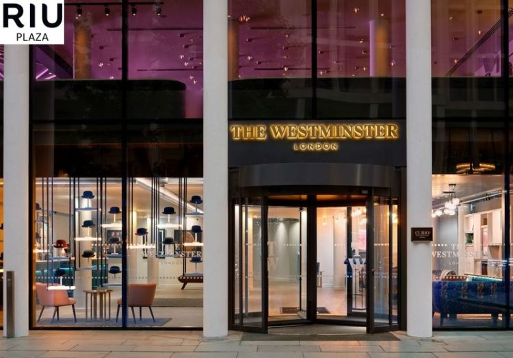 Hotel Lobby bei Nacht mit erleuchteter Empfangshalle