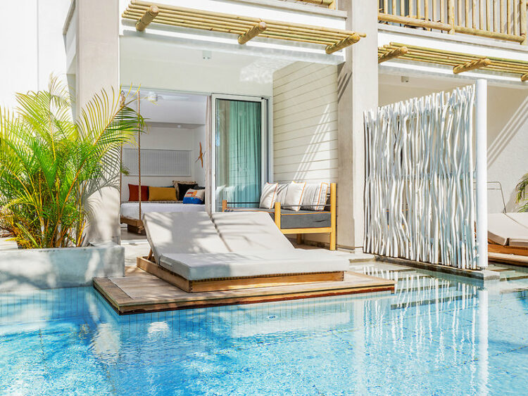 Swimmup Pool mit privaten Liegen dirket vom Zimmer aus