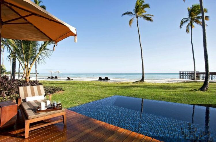 Vila mitr privat Pool und Blick aus Meer mit zwei Liegen am Weißen Sandstrand