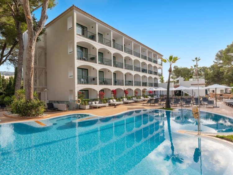 Blick auf Pool und Hotel