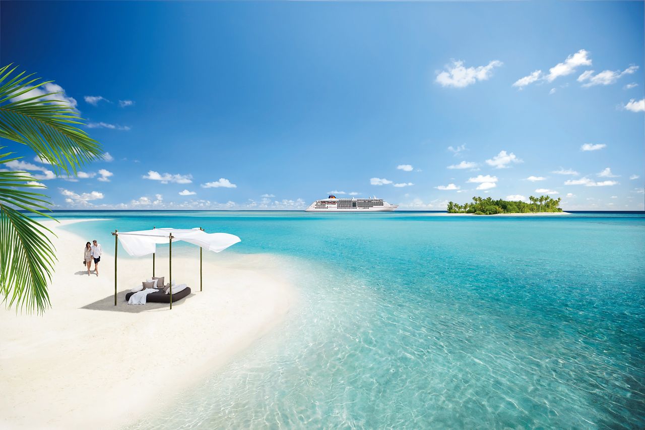 ein Paar am weissen Strand im Hintergrund ein Schiff im türkisfarbenen Wasser