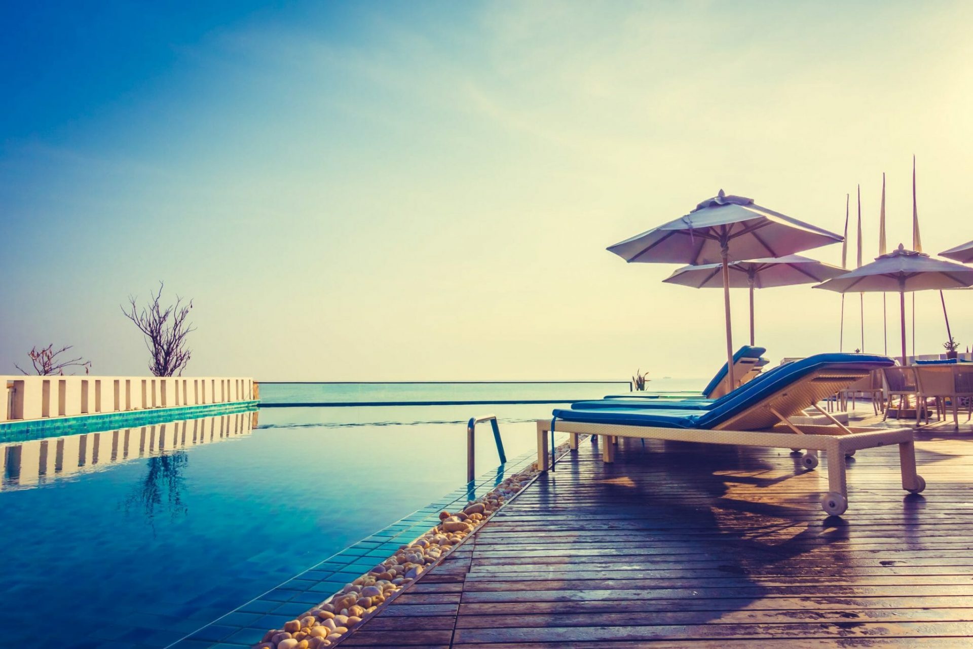 Beautiful,Luxury,Swimming,Pool,In,Hotel,Resort,With,Umbrella,And